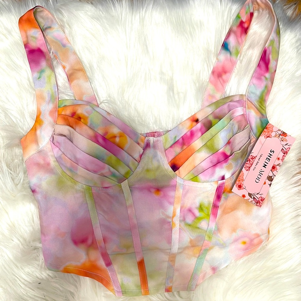 Beautiful top with floral print / Hermoso top con estampado floral